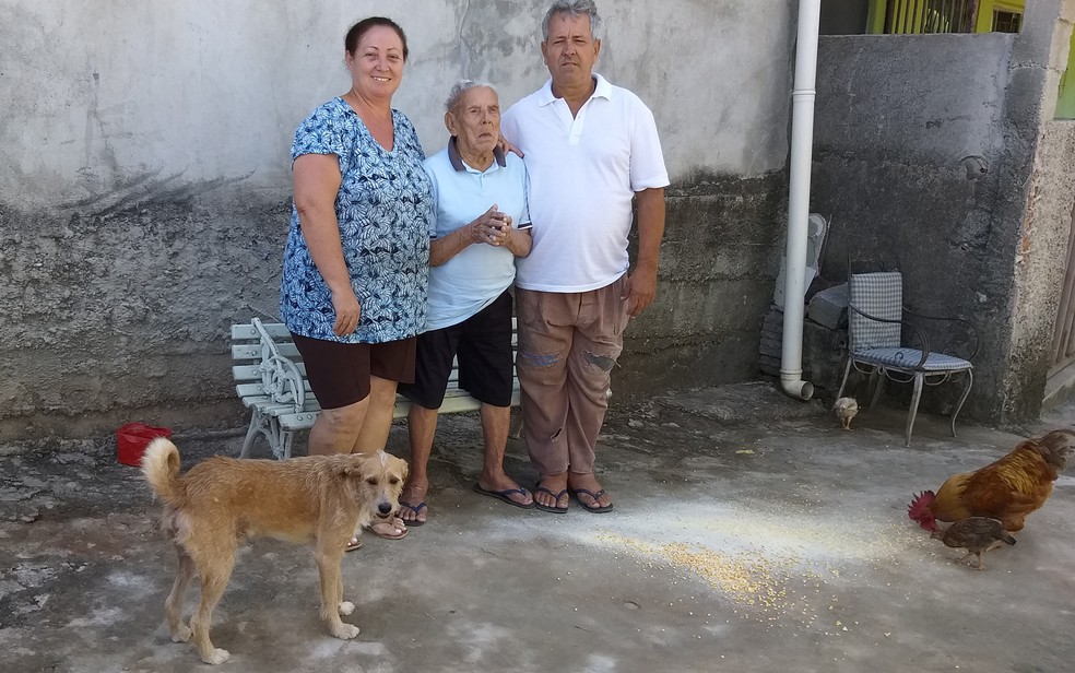 A nora Vanilda, Seu Raimundo, o filho Geraldo e o cachorro Xerife — Foto: Alex Araújo/G1