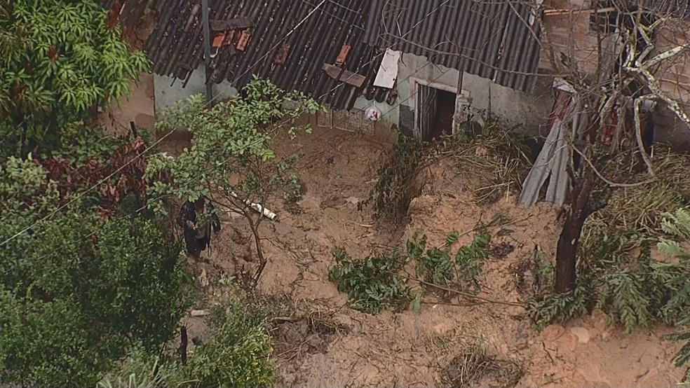 Ruas ficaram alagadas e casas foram inundadas em Santa Luzia — Foto: Reprodução/TV Globo