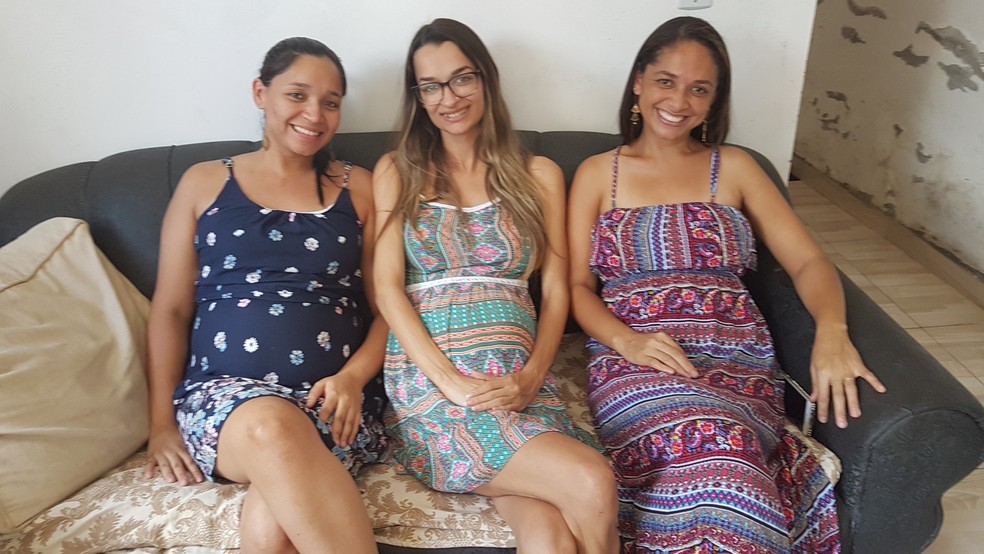 Josiane, Jéssica e Francislene, moradoras de Santa Luzia, serão obrigadas a ter seus filhos fora da cidade — Foto: Thais Pimentel/G1