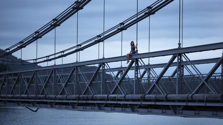 Bruna Marquezine descansa em um lugar super seguro em seu primeiro filme.... - Elo Company/Divulgação