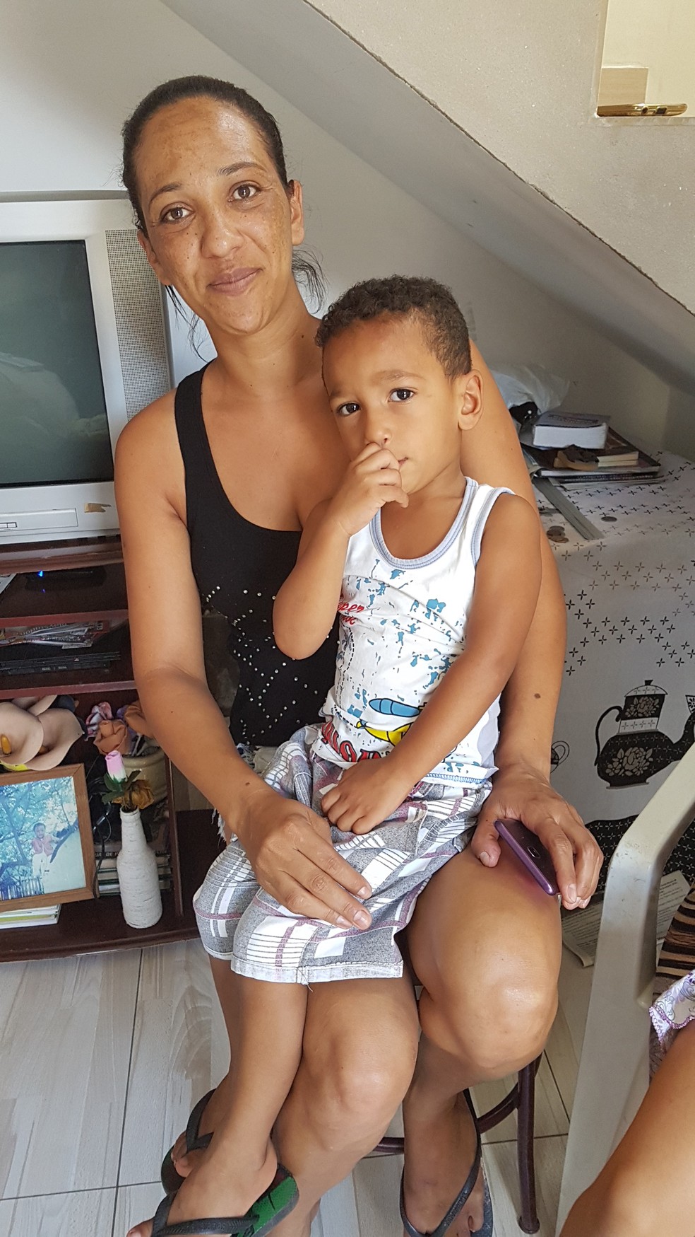 Elinéia Koby teve o caçula Miguel em Vespasiano por falta de maternidade em Santa Luzia, na Grande BH — Foto: Thais Pimentel/G1