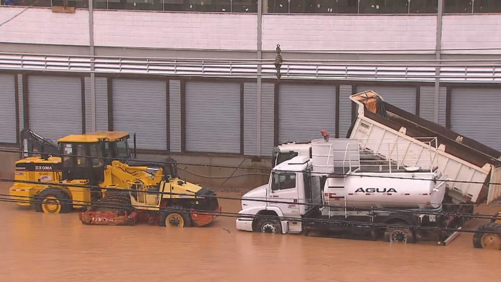 Água de enchente tomou ruas do bairro Borba Gato, em Sabará, de repente — Foto: Reprodução/TV Globo