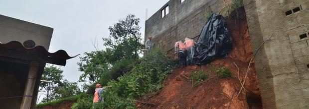 Durante chuva, barranco cede e ameaça atingir casa em Santa Luzia