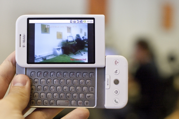 HTC Dream (também conhecido como T-Mobile G1) tinha um teclado físico e tela deslizante Wikimedia Commons