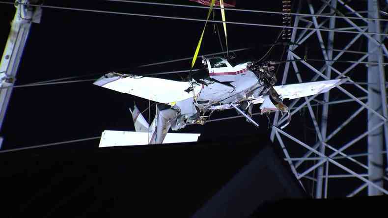 Os dois ocupantes da aeronave ficaram pendurados a uma altura de 30 metros(foto: Reprodu Avi
