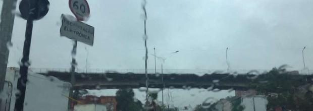 Moradores estão sem água e sem luz em diversas regiões da capital