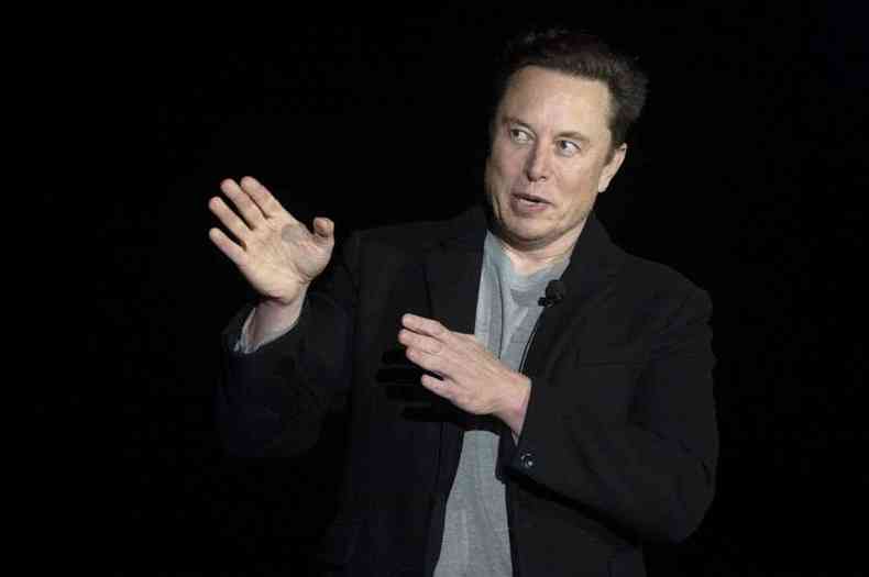 Elon Musk gesticula ao falar