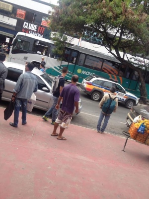 Mulher teria escorregado do canteiro central momento que o veículo passava pela avenida