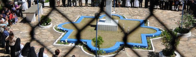 Campanha Abrace Macaúbas reuniu, ontem pela manhã, cerca de 100 pessoas no pátio interno do claustro (foto: Beto Novaes/EM/D.A PRESS)