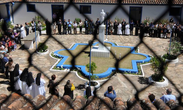 Campanha Abrace Macaúbas reuniu, ontem pela manhã, cerca de 100 pessoas no pátio interno do claustro (foto: Beto Novaes/EM/D.A PRESS)
